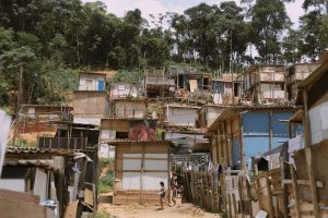 Read more about the article No Brasil, em meio à pobreza, aumenta o número de favelas e de famintos