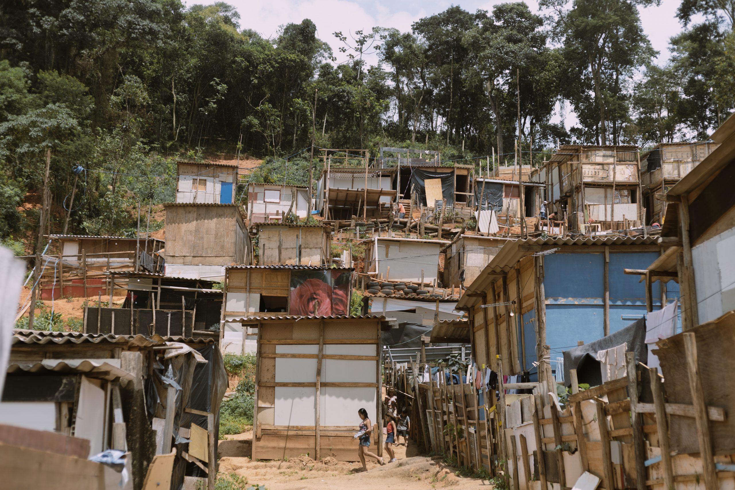 Leia mais sobre o artigo No Brasil, em meio à pobreza, aumenta o número de favelas e de famintos